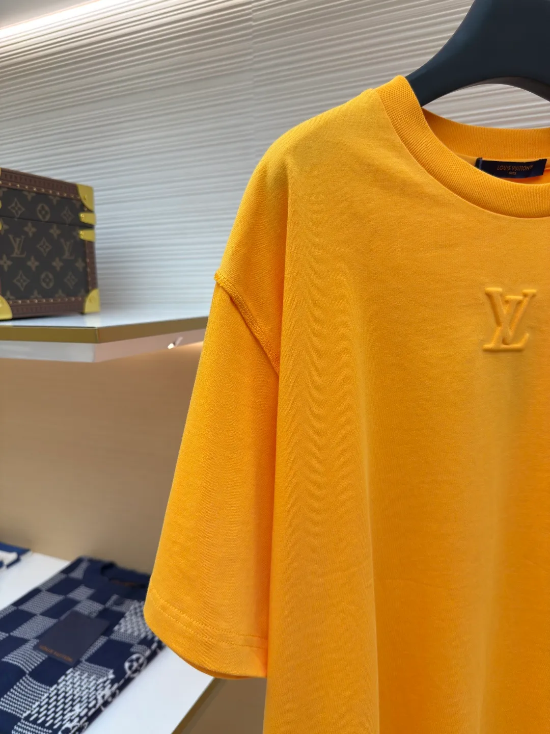 LOUISVUITTON embossed small label T-shirt ●Authentic product: purchased and developed by 5450 ●Item number: 1680101-A00 ●Fabric: pure cotton fabric ●Technology: embossed production ●Version: fitted version ●Weight: about 335 grams ●Size: XS-S-M-L ●Description: Fabric is 40S/2 Double-strand smooth cotton plain weave, dust-free wool processing; matching 40s single-strand combed cotton, 280g cylindrical machine rib. The front panel is stamped and filled. After low-temperature stamping with a steel stamp, the inside is filled with foam cotton. The bottom surface is directly sealed with low-temperature hot melt glue at 80 degrees Celsius. The integrated machine operation makes the relief pattern three-dimensional and full and stylish. High-quality products require natural and beautiful products. The overall wiring is straight and delicate, the fabric is comfortable and soft, and the color is consistent without color difference. It can be matched with the same style to create a fashionable look and control various occasions. Customized accessories, complete with three standards, same style for men and women!